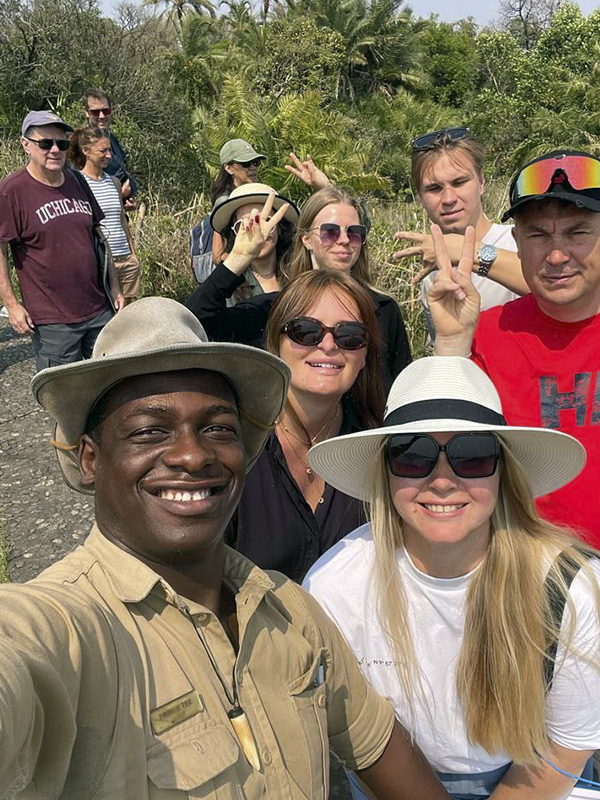 Happy travelers with a guide on a South Africa route with RoamSee